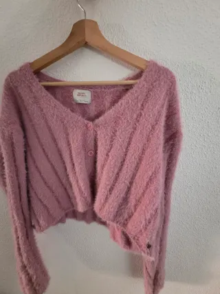 Cárdigan rosa Pull&Bear. Jersey con botones.