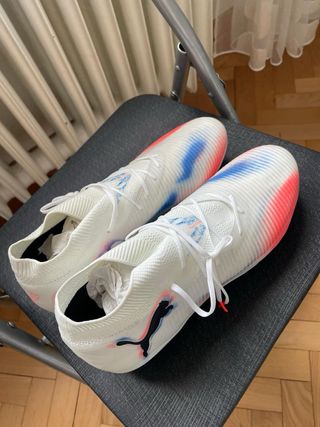 Scarpe da calcio bianche e rosse