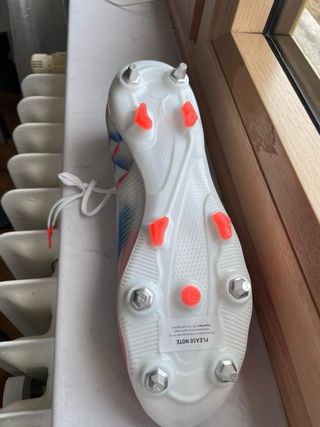 Scarpe da calcio bianche e rosse