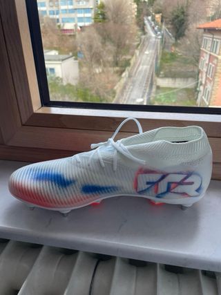Scarpe da calcio bianche e rosse