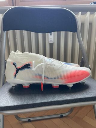 Scarpe da calcio bianche e rosse