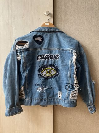 Chaqueta vaquera desgastada, con petachos y rotos