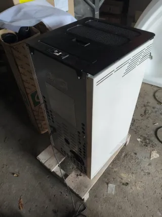 Estufa de pellets marca ferlux modelo flora 8kw