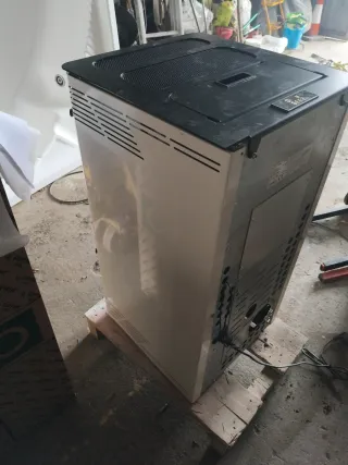 Estufa de pellets marca ferlux modelo flora 8kw