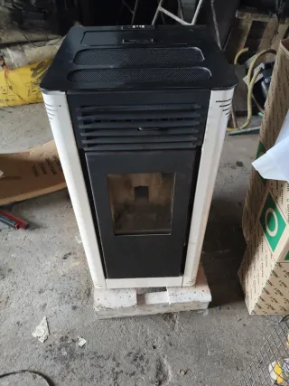 Estufa de pellets marca ferlux modelo flora 8kw