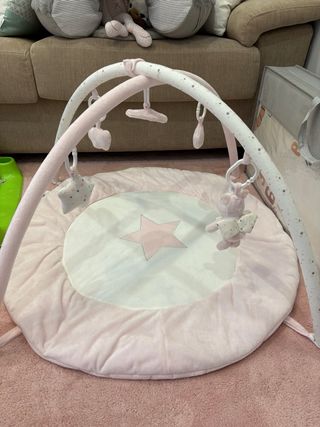 Gimnasio para bebé rosa con estrellas
