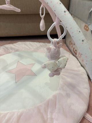 Gimnasio para bebé rosa con estrellas