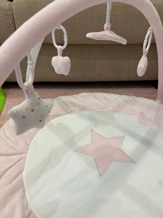 Gimnasio para bebé rosa con estrellas