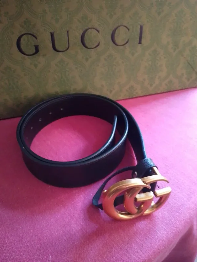 Cinturón Gucci Piel Negro Hebilla GG Dorada 99cm