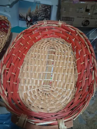 Cesti in vimini decorati rossi