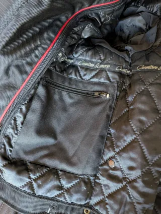 Chaqueta de moto de cuero con protecciones