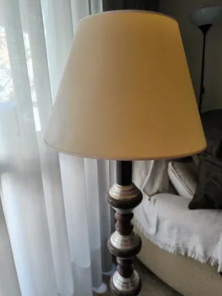 Lámpara de pie metal y madera