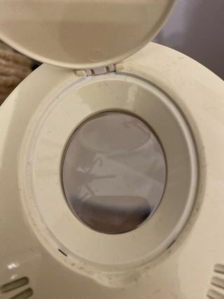 Lámpara de mesa beige con lupa