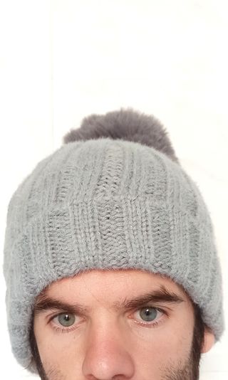 Gorro de lana de punto gris. pompón, pelo interior