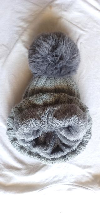 Gorro de lana de punto gris. pompón, pelo interior