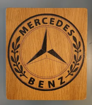 Escudo Mercedes Benz pintado sobre madera