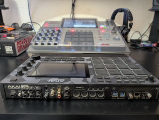 Akai MPC Live II + Skin Camo + Decksaver + SD