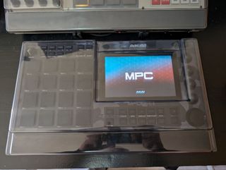 Akai MPC Live II + Skin Camo + Decksaver + SD