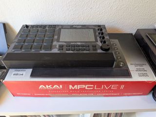 Akai MPC Live II + Skin Camo + Decksaver + SD