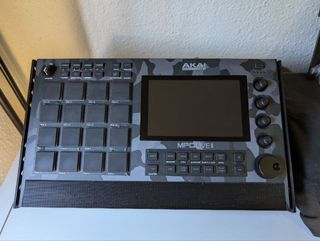 Akai MPC Live II + Skin Camo + Decksaver + SD