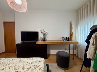 Móvel de quarto com aparador + pufe