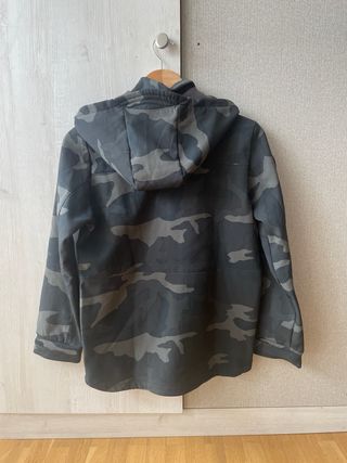 Chaqueta camuflaje gris y negra