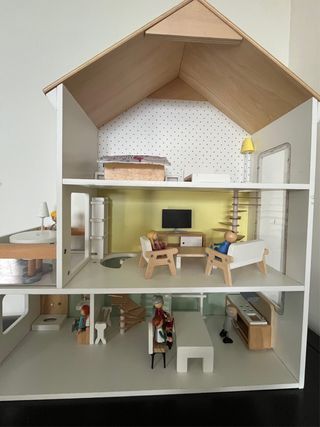 Casa de muñecas de madera con muebles