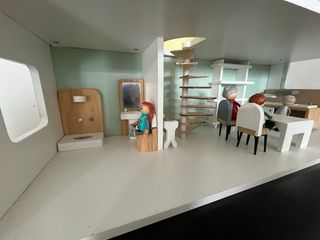 Casa de muñecas de madera con muebles