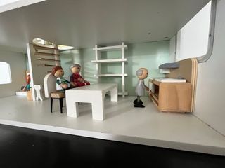 Casa de muñecas de madera con muebles