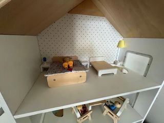 Casa de muñecas de madera con muebles