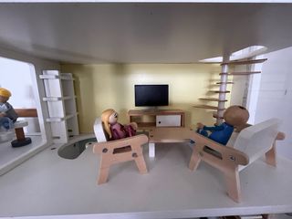 Casa de muñecas de madera con muebles