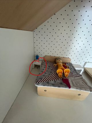 Casa de muñecas de madera con muebles