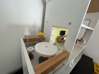 Casa de muñecas de madera con muebles