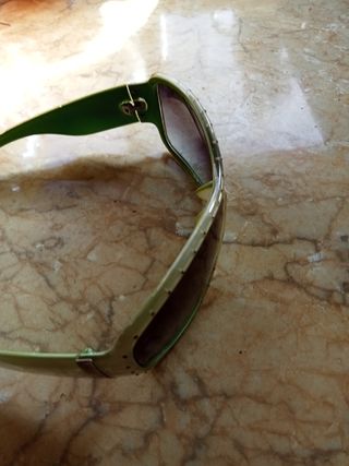 Gafas de sol espejo verdes y moradas