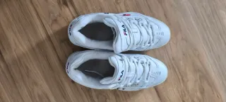 Zapatillas Fila Blancas con Detalles Rojos