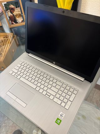 HP Laptop 17-by3001ns Plata