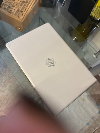 HP Laptop 17-by3001ns Plata