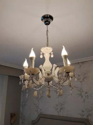 Lámpara de techo blanca y plateada