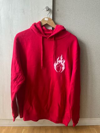 Sudadera con capucha roja y corazón en llamas