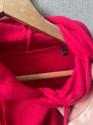 Sudadera con capucha roja y corazón en llamas