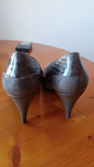Zapatos de piel grises