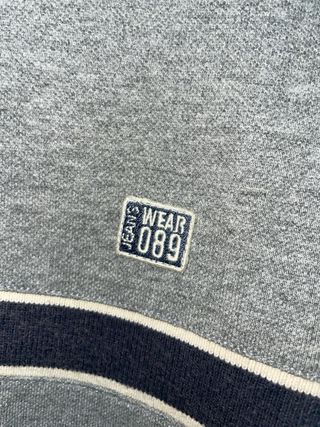 Camiseta Gris Vintage con Raya Azul