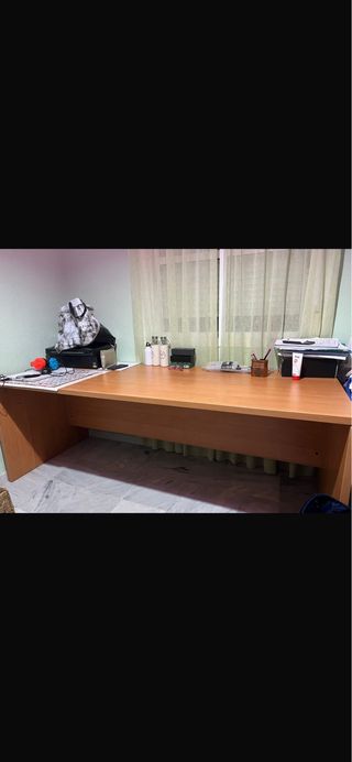 Mesa de madera marrón