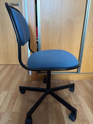 Silla de escritorio IKEA azul y negra