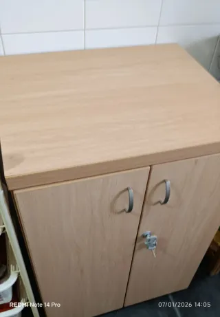 Mueble madera con llaves y ruedas