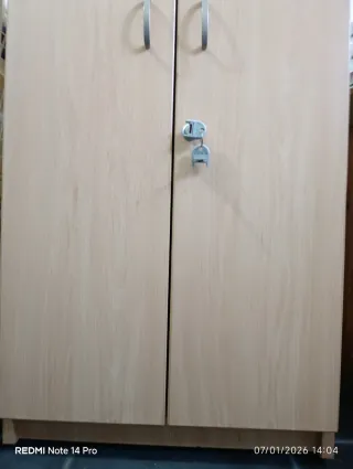 Mueble madera con llaves y ruedas