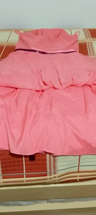 Vestido vaporoso salmón con lazo morado