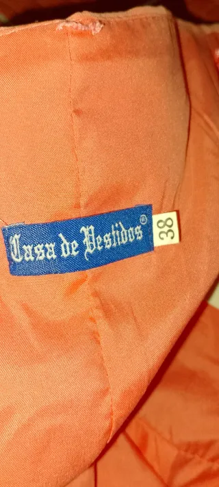 Vestido vaporoso salmón con lazo morado