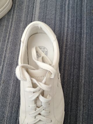 Zapatos blancos rotos