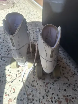 Pattini a rotelle bianchi